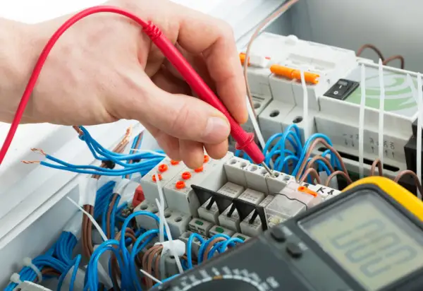 Ile kosztuje instalacja elektryczna w mieszkaniu? Pełna wycena 2026