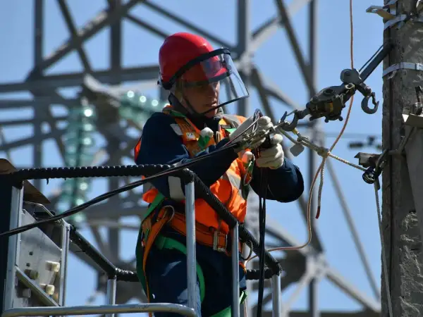 Zarobki pomocnika elektryka w Polsce: Ile naprawdę dostaniesz?